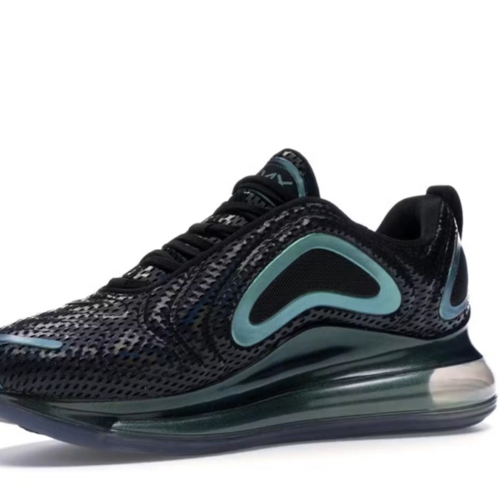 Nike Air Max 720
Throwback Future Iridescent